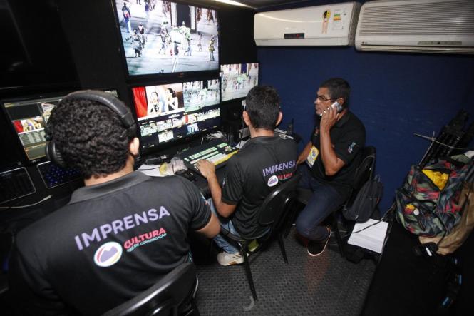 O carnaval toma conta das ruas de Belém neste final de semana, tanto nas ruas históricas da Cidade Velha como na Aldeia Amazônica Davi Miguel, com o desfile das escolas de samba. E após nove anos, o brilho do desfile organizado pela Liga das Escolas de Samba foi assistido das arquibancadas e também nos lares de milhões de famílias sintonizadas na Cultura Rede de Comunicação, que transmitiu ao vivo o desfile do Grupo Especial.

FOTO: FERNANDO ARAÚJO / AGÊNCIA PARÁ
DATA: 24.02.2019
BELÉM - PARÁ <div class='credito_fotos'>Foto: Fernando Araújo / agência Pará   |   <a href='/midias/2019/originais/8a3631c1-d099-4dd7-b631-f60b3fbed103.jpg' download><i class='fa-solid fa-download'></i> Download</a></div>