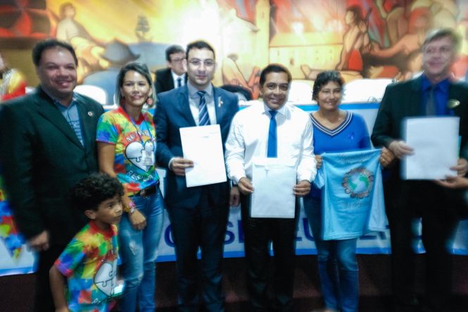 "Nós, autistas, precisamos urgentemente de uma clínica-escola em Belém". A constatação, feita pelo adolescente Richard Pires, 12 anos, que tem Transtorno do Espectro Autista (TEA), ecoou no auditório lotado da Assembleia Legislativa do Pará (Alepa), na manhã desta quinta-feira (25). Diante de parlamentares e representantes de entidades sociais, o adolescente leu uma carta relatando sua luta por direitos e a importância da Implantação de uma clínica-escola para pessoas com autismo no Pará.

FOTO; MAYCON NUNES / AGÊNCIA PARÁ
DATA: 25.04.2019
BELÉM - PARÁ <div class='credito_fotos'>Foto: Maycon Nunes / Ag. Pará   |   <a href='/midias/2019/originais/8a3e2b45-cb2e-403b-a444-607a52c56f8f.jpg' download><i class='fa-solid fa-download'></i> Download</a></div>