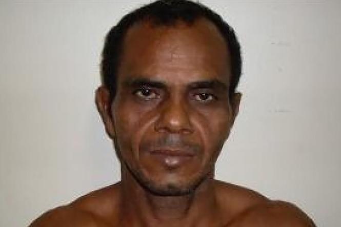 A Polícia Civil do Pará prendeu nesta terça-feira (26), em cumprimento a mandado de prisão temporária, o fazendeiro Fernando Ferreira Rosa Filho, 43 anos, identificado por uma força-tarefa policial como mandante de seis homicídios ocorridos na zona rural do município de Baião, no nordeste paraense. Fernando Filho é dono da fazenda onde três funcionários foram mortos – o casal de caseiros e um tratorista - e tiveram os corpos queimados. A fazenda fica a 14 quilômetros do assentamento Salvador Allende, onde foram mortos o maranhense Claudionor Amaro Costa da Silva, 43 anos; sua esposa, Dilma Ferreira Silva, 45 anos, e Milton Lopes, 38 anos, no início da madrugada do último dia 22.
Na foto Marlon Alves - Foragido

FOTO: ASCOM / POLÍCIA CIVIL
DATA: 26.03.2019
BAIÃO - PARÁ <div class='credito_fotos'>Foto: Ascom / Polícia Civil   |   <a href='/midias/2019/originais/8a6add53-efba-42ec-9168-f0b3c07c2edd.jpg' download><i class='fa-solid fa-download'></i> Download</a></div>