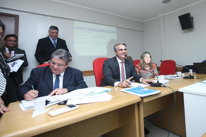 A Secretaria de Estado de Planejamento e Administração (Seplan) e a Secretaria de Estado da Fazenda (Sefa) apresentaram, em audiência pública realizada na tarde desta terça-feira (19), o balanço das despesas e receitas do Estado, no que se refere às metas fiscais do 3º quadrimestre de 2018. Os números foram apresentados no plenário da Comissão de Fiscalização Financeira e Orçamentária da Assembleia Legislativa do Estado do Pará (Alepa). Dentre os indicadores apontados, percebeu-se que, no período analisado, a receita corrente líquida do Estado apresentou um aumento de 25%, enquanto as despesas de custeio tiveram aumento 50%, gerando um déficit fiscal para o Estado.

FOTO: JADER PAES / AGÊNCIA PARÁ
DATA: 19.02.2019
BELÉM - PA <div class='credito_fotos'>Foto: JADER PAES / AGÊNCIA PA   |   <a href='/midias/2019/originais/8a7cd250-db83-4b2c-9537-48446ed25bc9.jpg' download><i class='fa-solid fa-download'></i> Download</a></div>