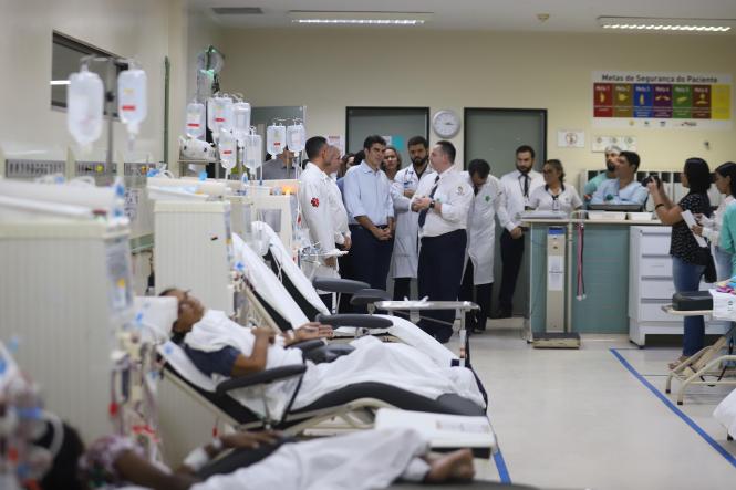 O governador do Estado, Helder Barbalho, e a primeira-dama, Daniela Barbalho, visitaram, no início da tarde desta quinta-feira (21), em Santarém, no oeste do Estado, o Hospital Regional do Baixo Amazonas, onde inauguraram, junto com o secretário de Estado de Saúde Pública, Alberto Beltrame, a primeira classe hospitalar da casa de saúde, que passa, a partir de agora, a atender os pacientes em idade escolar internados para tratamento. A visita foi acompanhada pelo secretário Regional de Governo do Baixo Amazonas, Henderson Pinto, e deputados estaduais.
FOTO: MARCO SANTOS / AGÊNCIA PARÁ
DATA: 21.03.2019
SANTARÉM - PA <div class='credito_fotos'>Foto: Marco Santos / Ag. Pará | <a href='/midias/2019/originais/8a89bcf3-9025-4aa9-b173-cd3da8d5dd63.jpg' download><i class='fa-solid fa-download'></i> Download</a></div>