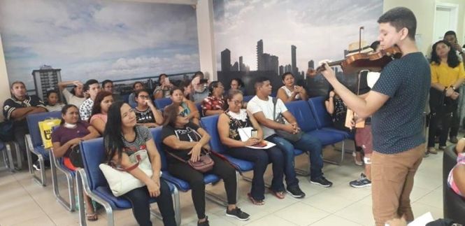 O Grupo de Trabalho de Humanização (GTH) do Hospital Jean Bitar (HJB), em Belém, antecipou a Páscoa para colaboradores, usuários, acompanhantes e visitantes, ao surpreender a todos que circulavam no ambiente, durante todo o dia de ontem (18), com apresentação musical do violonista Mauro Coutinho, na área de Recepção. <div class='credito_fotos'>Foto: ASCOM HJB   |   <a href='/midias/2019/originais/8ac5813d-3816-4820-a229-bc519ff9d1ab.jpg' download><i class='fa-solid fa-download'></i> Download</a></div>