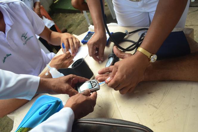 Após sete anos sem documento de identidade, Alice Valente, de 22 anos, aproveitou a ação de cidadania, prevenção e segurança realizada pela Secretaria de Estado de Segurança Pública e Defesa Social (Segup) por meio da Diretoria de Prevenção Social da Violência e Criminalidade (Diprev), para tirar o novo documento. Sem o RG ela conta que teve muitas dificuldades. “Eu não consegui abrir conta em banco, alguns atendimentos eu não conseguia, pois não aceitavam minha carteira de trabalho e agora vai melhorar muito. Eu já vinha tentando tirar meu RG até em outros bairros mais longe e não tive sucesso, até porque com a gestação fiquei sem tempo”, afirmou Alice que também recebeu atendimento pediátrico para a filha. A ação (foto) visa garantir serviços para a população e o diálogo junto aos órgãos de Segurança. O encontro oportuniza, ainda, o debate dos problemas que rondam as comunidades, assim como traçar medidas de prevenção, a fim de reduzir a criminalidade.

FOTO: ELIELSON MODESTO / ASCOM SEGUP
DATA: 05.01.2019
 <div class='credito_fotos'>Foto: Elielson Modesto / Ascom Segup   |   <a href='/midias/2019/originais/8ae87346-f61a-429a-a266-c4687ac07dd4.jpg' download><i class='fa-solid fa-download'></i> Download</a></div>