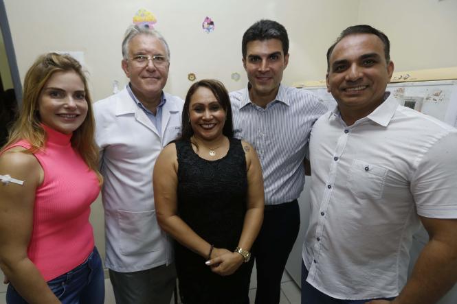 O governador do Estado, Helder Barbalho, participou do lançamento da Campanha Nacional de Vacinação contra Influenza, iniciada nesta quarta-feira (10) em todo o País, prosseguindo até 31 de maio. Acompanhado da primeira-dama, Daniela Barbalho, o governador esteve na Unidade Básica de Saúde (UBS) do bairro da Pedreira, em Belém, na tarde desta quarta-feira. Ele e a primeira-dama tomaram a vacina, aplicada pelo secretário de Estado de Saúde, o médico Alberto Beltrame.

FOTO : MARCELO SEABRA / AGÊNCIA PARÁ
DATA: 10.04.2019
BELÉM - PARÁ <div class='credito_fotos'>Foto: Marcelo Seabra / Ag. Pará   |   <a href='/midias/2019/originais/8afe5244-f582-4726-b880-24c8d5349297.jpg' download><i class='fa-solid fa-download'></i> Download</a></div>