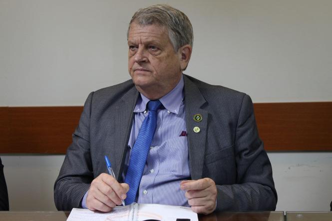 A cooperação na elaboração de planos de manejo de Unidades de Conservação federais e estaduais, o Fundo Amazônia, e ações estruturantes de políticas governamentais foram os principais temas debatidos em reunião entre o secretário estadual de Meio Ambiente e sustentabilidade (Semas), Mauro O'de Almeida, e os presidentes do Instituto Chico Mendes de Conservação da Biodiversidade (ICMBio) e do Instituto Brasileiro de meio Ambiente e de Recursos Naturais Renováveis (Ibama). O encontro foi realizado hoje na sede da Semas.

FOTO: ASCOM / SEMAS
DATA: 12.03.2019
BELÉM - PARÁ <div class='credito_fotos'>Foto: ASCOM / SEMAS   |   <a href='/midias/2019/originais/8b2f1dd3-df60-4268-a27c-687b6bc74747.jpg' download><i class='fa-solid fa-download'></i> Download</a></div>