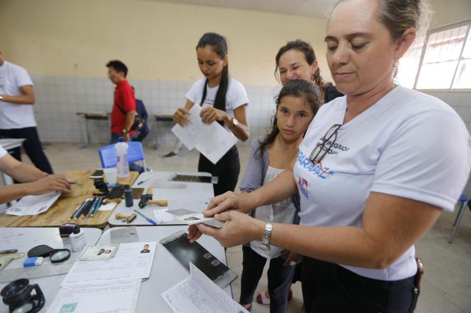 A Escola Estadual de Ensino Fundamental e Médio Madre Imaculada, em Santarém, transformou-se em um grande centro de serviços direcionados à população nesta quinta-feira (21). É que hoje foi dia da Ação Cidadania do Programa ParáPaz, que faz parte da programação do Governo Por Todo o Pará. 

FOTO: MARCO SANTOS / AGÊNCIA PARÁ
DATA: 21.03.2019
SANTARÉM - PA <div class='credito_fotos'>Foto: Marco Santos / Ag. Pará   |   <a href='/midias/2019/originais/8b40ff76-5ce9-43aa-9403-52ab9b0cba74.jpg' download><i class='fa-solid fa-download'></i> Download</a></div>