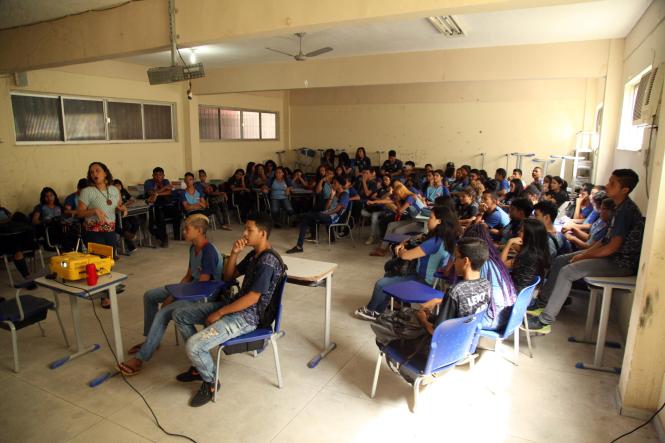 Para debater a questão da depressão, desde os sinais até como lidar com ela, a Coordenadoria de Enfrentamento ao Tráfico de Pessoas e Trabalho Escravo (CTEPTP/PA), vinculada à Secretaria de Estado de Justiça e Direitos Humanos (Sejudh), realizou palestra sobre a doença para alunos do 9º ano do Ensino Fundamental da Escola “Barão de Igarapé Miri”, no bairro do Guamá, nesta quarta-feira (9).

FOTO: WAGNER ALMEIDA/SEJUDH
DATA: 10.01.2019
BELÉM - PARÁ <div class='credito_fotos'>Foto: Wagner Almeida/ Ascom Sejudh   |   <a href='/midias/2019/originais/8b619e40-1a4b-4e4b-b4d2-97278718aaf1.jpg' download><i class='fa-solid fa-download'></i> Download</a></div>