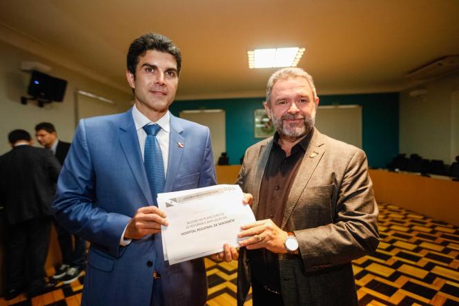 O governador do Estado, Helder Barbalho, assinou, na tarde desta quinta-feira, 07, no Palácio do Governo, contrato com o New Development Bank (NDB), banco multilateral com sede na China, para um empréstimo de US$ 50 milhões. Os recursos serão aplicados em 12 municípios da área de influência da BR-163 (Cuiabá-Santarém), na execução de obras que envolvem cerca de 200 quilômetros de drenagem e pavimentação.

FOTO: MARCELO SEABRA / AGÊNCIA PARÁ
DATA: 07.03.2019
BELÉM - PA <div class='credito_fotos'>Foto: Marcelo Seabra / Ag. Pará   |   <a href='/midias/2019/originais/8b678125-6d8e-4f0a-89e4-147efc8ee2ed.jpg' download><i class='fa-solid fa-download'></i> Download</a></div>