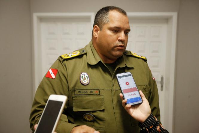 O comandante da Polícia Militar do Pará (PM-PA), coronel Dilson Júnior, entregou ao governador do Estado, Helder Barbalho, na tarde desta quinta-feira, 07, no Palácio do Governo, 15 propostas de lei para modernizar a gestão da PM e garantir benefícios aos servidores da corporação, como é o caso da licença maternidade de 180 dias para as policiais femininas.

FOTO: MARCELO SEABRA / AGÊNCIA PARÁ
DATA: 07.03.2019
BELÉM - PA <div class='credito_fotos'>Foto: Marcelo Seabra / Ag. Pará   |   <a href='/midias/2019/originais/8b74845c-748b-46ee-8989-81a29397a010.jpg' download><i class='fa-solid fa-download'></i> Download</a></div>