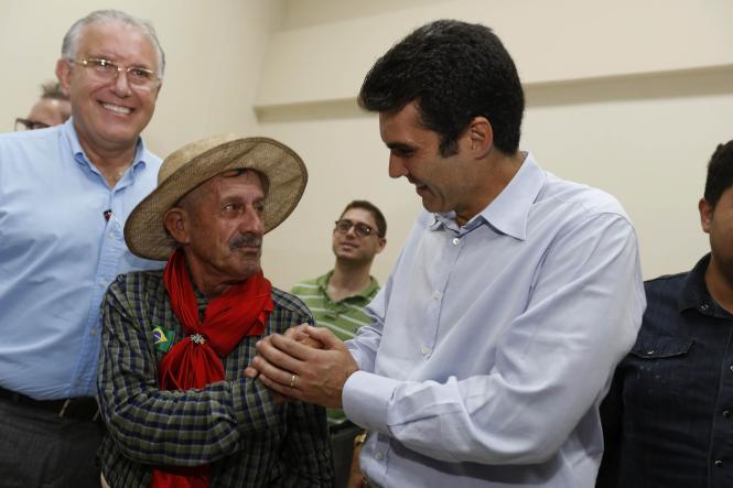 Dentro da agenda de trabalho “Governo por Todo o Pará”, o governador Helder Barbalho e a equipe de secretários de Estado prosseguiram, nesta quinta-feira (4), com os atendimentos individualizados aos prefeitos das regiões sul e sudeste do Pará, no Carajás Centro de Convenções, em Marabá. A cidade é a sede do programa que leva a administração estadual às diferentes regiões do território paraense até esta sexta-feira (5). Neste segundo dia de encontro, os gestores municipais manifestaram otimismo e certeza de dias melhores para a população do Estado.

FOTO: MARCELO SEABRA /AG. PARA
DATA: 04.04.2019
MARABA - PARA <div class='credito_fotos'>Foto: Marcelo Seabra / Ag. Pará   |   <a href='/midias/2019/originais/8b7e1a19-75f2-4eff-a3bc-8fb3c1870359.jpg' download><i class='fa-solid fa-download'></i> Download</a></div>