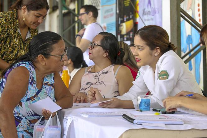 A Secretária de Saúde do Estado do Pará realizou, na manhã deste sábado (16), um evento voltado à comunidade do bairro da Terra Firme, em Belém. A ação social fez parte da programação da campanha Março Lilás, promovida pela Sespa durante este mês, no intuito de conscientizar mulheres sobre a prevenção do câncer de colo de útero.

FOTO: WAGNER SANTANA / AGÊNCIA PARÁ
DATA: 16.03.2019
BELÉM - PA
 <div class='credito_fotos'>Foto: Wagner Santana / Ag. Pará   |   <a href='/midias/2019/originais/8b979a13-c806-4307-8b97-290fbfe5940e.jpg' download><i class='fa-solid fa-download'></i> Download</a></div>
