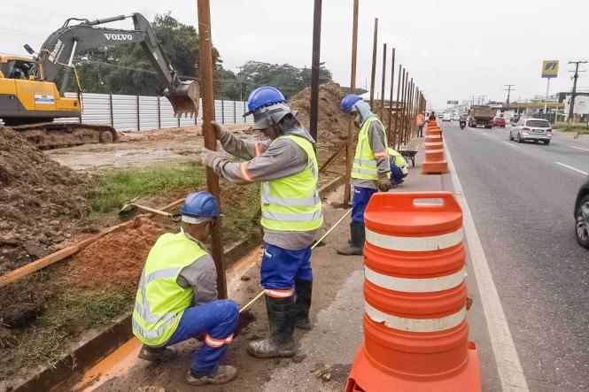 Postes de iluminação e com cabos de internet atrapalham seguimento da obra