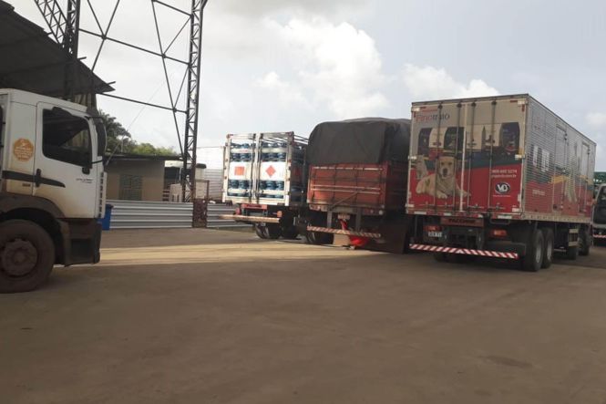 A Agência de Regulação e Controle dos Serviços Públicos do Pará (Arcon-Pa) iniciou a operação de travessia Belém-Barcarena para veículos pesados no Porto da Comara, localizado na rodovia Arthur Bernardes, em Belém. A nova alternativa de travessia vai desafogar o fluxo de caminhões que antes se dirigia para o porto da Celte, na avenida Bernardo Sayão.

FOTO: ASCOM / ARCON
DATA: 30.04.2019
BELÉM - PARÁ <div class='credito_fotos'>Foto: ASCOM / ARCON   |   <a href='/midias/2019/originais/8c33ac54-0c7c-4f01-b01a-b69e4f7aa6c4.jpg' download><i class='fa-solid fa-download'></i> Download</a></div>