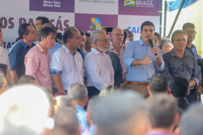 Na manhã desta sexta-feira (15), foi entregue à população o conjunto habitacional “Quinta dos Paricás”, no distrito de Icoaraci, em Belém. O governador do Estado, Helder Barbalho, o secretário nacional de habitação, Celso Toshiotmatsud e o prefeito municipal de Belém, Zenaldo Coutinho, estiveram presentes para fazer a entrega às famílias. Um empreendimento que teve um investimento de R$168 milhões de reais, todos do governo federal.

 FOTO: MARCO SANTOS / AGÊNCIA PARÁ
DATA: 15.03.2019
BELÉM - PA <div class='credito_fotos'>Foto: Marco Santos / Ag. Pará   |   <a href='/midias/2019/originais/8c6f5032-eeff-4091-81bf-20e24f32def5.jpg' download><i class='fa-solid fa-download'></i> Download</a></div>