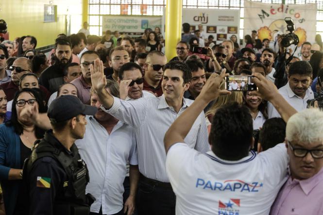 Seguindo agenda do programa "Governo por todo o Pará", o governador Helder Barbalho esteve, na manhã desta quarta-feira (3), em Parauapebas, distante cerca de 120 quilômetros de Marabá, atual sede administrativa do Estado. Ele participou da Ação de Cidadania promovida pelo ParáPaz, na Escola Municipal Nelson Mandela, no bairro Tropical, e visitou obras do Estado que estão em andamento no município, como a nova sede do ParáPaz e a Escola Estadual Irmã Dulce.

FOTO MARCO SANTOS / AGENCIA PARA
DATA 03.04.2019
PARAUAPEBAS - PARA <div class='credito_fotos'>Foto: Marco Santos / Ag. Pará   |   <a href='/midias/2019/originais/8c7568de-4628-4451-9ed5-734b05ba2765.jpg' download><i class='fa-solid fa-download'></i> Download</a></div>