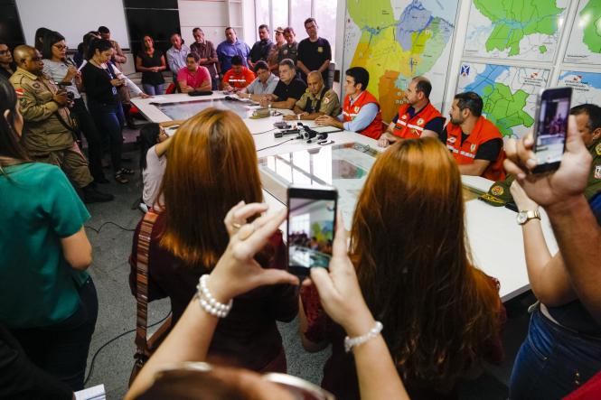 O governador Helder Barbalho e o vice-governador, Lúcio Vale, anunciaram, durante coletiva neste sábado (6), que o Estado não irá cessar as buscas pelas possíveis vítimas do acidente na ponte Rio Moju, a terceira da Alça Viária, até que elas sejam localizadas. Como medidas emergenciais para minimizar os impactos sofridos pela população, o chefe do Executivo estadual informou que serão construídas rampas, nos dois lados da ponte, para possibilitar o fluxo de balsas no local onde a a estrutura da ponte foi destruída após a colisão de uma balsa, na madrugada deste sábado (6). Serão recuperados ainda os portos do Arapari, em Barcarena, e o Porto Bannach, localizado na Avenida Bernardo Sayão, no bairro do Guamá, em Belém.

FOTO: FERNANDO ARAÚJO / AGÊNCIA PARÁ
DATA: 06.04.2019 <div class='credito_fotos'>Foto: Fernando Araújo/Ag. Pará   |   <a href='/midias/2019/originais/8c764ed1-a8aa-435a-9cf2-4c396ea9269e.jpg' download><i class='fa-solid fa-download'></i> Download</a></div>