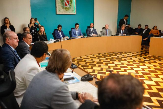 O governador do Estado, Helder Barbalho, assinou, na tarde desta quinta-feira, 07, no Palácio do Governo, contrato com o New Development Bank (NDB), banco multilateral com sede na China, para um empréstimo de US$ 50 milhões. Os recursos serão aplicados em 12 municípios da área de influência da BR-163 (Cuiabá-Santarém), na execução de obras que envolvem cerca de 200 quilômetros de drenagem e pavimentação.

FOTO: MARCELO SEABRA / AGÊNCIA PARÁ
DATA: 07.03.2019
BELÉM - PA <div class='credito_fotos'>Foto: Marcelo Seabra / Ag. Pará   |   <a href='/midias/2019/originais/8c76892a-9adb-4cd3-a951-f6703554e1f9.jpg' download><i class='fa-solid fa-download'></i> Download</a></div>