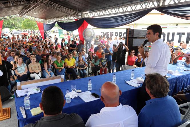 O município de Barcarena entregou à população, nesta sexta-feira (18), a Escola Municipal de Ensino Infantil e Fundamental Professora Ana Dutra de Souza Vale. O nome da instituição é uma homenagem à mãe do vice-governador do Estado, Lúcio Vale, que participou da cerimônia de inauguração ao lado do governador Helder Barbalho. Os recursos da obra, de R$ 997 mil, foram adquiridos por meio de emenda parlamentar de Lúcio, ainda quando era deputado federal.

FOTO: MARCO SANTOS/AGÊNCIA PARÁ
DATA: 19.01.2019
BARCARENA - PARÁ
 <div class='credito_fotos'>Foto: Marco Santos / Ag. Pará   |   <a href='/midias/2019/originais/8c951682-bdfa-4b70-8717-388e8c1749f1.jpg' download><i class='fa-solid fa-download'></i> Download</a></div>