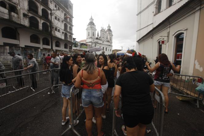 Os foliões vêm lotando as ruas da Cidade Velha ao longo dos últimos finais de semana do pré-carnaval, em Belém. Milhares de pessoas se encontram no corredor da folia na avenida Doutor Assis, local por onde passam as dezenas de blocos. Mas para que os participantes tenham momentos de entretenimento sem nenhum tipo de risco, foi montado um forte esquema de segurança para garantir a paz dos festejos.

FOTO: FERNANDO ARAÚJO / AGÊNCIA PARÁ
DATA: 10.02.2019
BELÉM - PARÁ <div class='credito_fotos'>Foto: Fernando Araújo / agência Pará   |   <a href='/midias/2019/originais/8c98f9e9-c14b-4b2c-b0da-1629e184652d.jpg' download><i class='fa-solid fa-download'></i> Download</a></div>