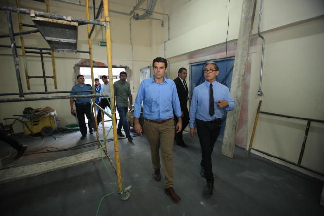 O Governador Helder barbalho realizou uma vistoria (foto) nas obras do Hospital Abelardo Santos, em Icoaraci, na tarde desta quinta-feira (03). De acordo com Helder, após cinco anos de obras o que se constatou durante a visita é que há a necessidade de vários serviços que ainda precisam ser realizados. O Governador solicitou ainda à Auditoria Geral do Estado (AGE) uma revisão de mais de 170 milhões de reais em contratos que foram realizados para a construção do Hospítal. Segundo Helder Barbalho, pelo valor total dos contratos, o preço de construção de cada metro quadrado teria saído por mais de R$14,5 mil. “O metro quadrado mais caro do Brasil”, destacou Helder. Um segundo ponto que deve ser levado em conta, como explicou o governador à imprensa durante coletiva, é a contratação, por parte de governo anterior, de uma Organização Social (OS) para administrar o Abelardo Santos. “Esta OS já recebeu R$ 31 milhões de reais sem que o hospital esteja funcionando”. declarou o governador.

FOTO: THIAGO GOMES / AG. PARÁ
DATA: 03.01.2019
ICOARACI - PARÁ <div class='credito_fotos'>Foto: Thiago Gomes /Ag. Pará   |   <a href='/midias/2019/originais/8ccdd383-c7c6-4bd3-9ffe-864ad00b87ad.jpg' download><i class='fa-solid fa-download'></i> Download</a></div>