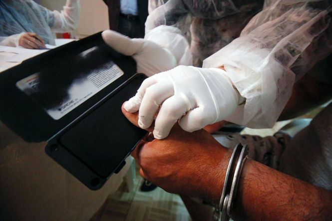 A primeira etapa da coleta de material genético de presos do Centro de Recuperação Penitenciário Pará II (CRPP II), localizado no Complexo Penitenciário de Santa Izabel, foi iniciada nesta terça-feira (30), pela Superintendência do Sistema Penitenciário do Estado (Susipe), em parceria com o Centro de Perícias Científicas Renato Chaves (CPC). A coleta visa à formação de um banco nacional de dados, que ajudará a desvendar crimes cometidos por condenados de Justiça em todo o país,

FOTO: AKIRA ONUMA / ASCOM SUSIPE
DATA: 01.05.2019
BELÉM - PARÁ <div class='credito_fotos'>Foto: Akira Onuma / Ascom Susipe   |   <a href='/midias/2019/originais/8cff65e5-33ac-487c-b00a-1741499d4ee0.jpg' download><i class='fa-solid fa-download'></i> Download</a></div>