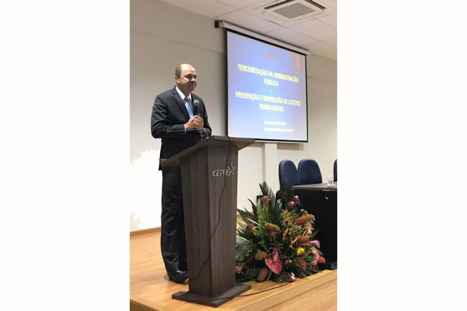 Os servidores públicos do Estado têm agora um novo instrumento de capacitação e aprimoramento da gestão pública. É o programa AGE Capacita, lançado pela Auditoria Geral do Estado (AGE) durante o I Seminário de Gestão, Controle e Resultado, que ocorreu na noite desta quarta-feira (15), no auditório do Igeprev, em Belém.

FOTO: ASCOM / AGE
DATA: 16.05.2019
BELÉM - PARÁ <div class='credito_fotos'>Foto: ASCOM / AGE   |   <a href='/midias/2019/originais/8d152c03-fefd-4606-9fc9-d3af5266f8c6.jpg' download><i class='fa-solid fa-download'></i> Download</a></div>