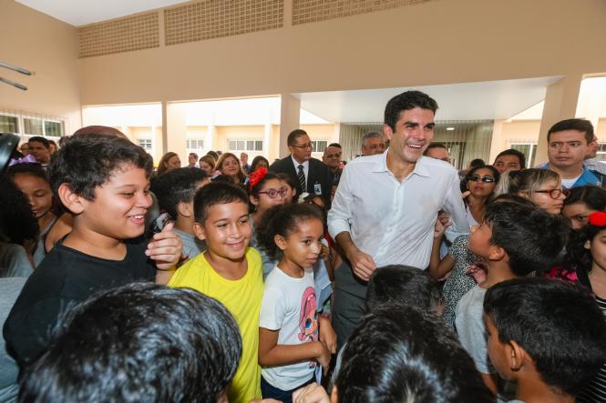 O Governo do Estado, por meio da Secretaria de Estado de Educação (Seduc), entregou mais uma escola totalmente reformada e ampliada para melhor comodidade de professores e alunos. Com mais de 1 mil alunos matriculados nos três turnos, a Escola Estadual de Ensino Fundamental e Médio Jarbas Passarinho, em Belém, iniciou o ano letivo com a entrega da obra de reforma e ampliação de todo o complexo da instituição. A reinauguração do espaço aconteceu na manhã de hoje, 21, com a presença do governador Helder Barbalho, do vice-governador Lúcio Vale, da secretária de educação, professora Leila Freire e de diversas autoridades.

FOTO: WAGNER SANTANA AGÊNCIA / PARÁ
DATA: 21.02.2019
BELÉM - PA <div class='credito_fotos'>Foto: Wagner Santana / Ag. Pará   |   <a href='/midias/2019/originais/8d422fd7-b766-4738-a6bc-fd140699fa0a.jpg' download><i class='fa-solid fa-download'></i> Download</a></div>