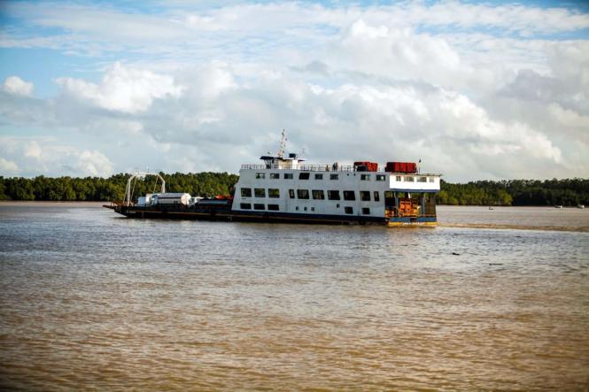 Na manhã desta quarta-feira (23), após reunião na sede do Fórum de Salvaterra, no Arquipélago do Marajó, a Agência de Regulação e Controle de Serviços Públicos (Arcon), o Ministério Público e as empresas Henvil; Arapari Navegação e Banav assinaram um Termo de Ajustamento de Conduta (TAC), que consiste na readequação do porto Camará, porta de entrada e saída da região do Marajó. 

FOTO: MAYCON NUNES/AG. PARÁ
DATA: 23.01.2019
SALVATERRA - PARÁ <div class='credito_fotos'>Foto: Maycon Nunes / Ag. Pará   |   <a href='/midias/2019/originais/8d6452ed-a721-4c28-82ad-2e71167aa0db.jpg' download><i class='fa-solid fa-download'></i> Download</a></div>