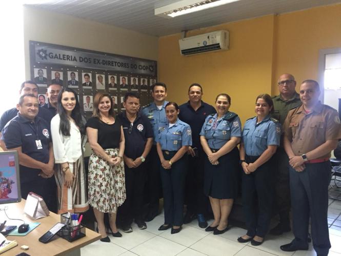 O Centro Integrado de Operações (CIOP) está, a partir de agora, sob o comando do coronel PM Luiz Carlos Rayol de Oliveira. Após encontro com o secretário de segurança pública, o novo diretor do Centro reuniu-se com os coordenadores, assessores e gerentes para apresentação da equipe e condução da linha de trabalho.

Foto: Ascom/CIOP
Data: 15.01.2018
Belém/Pa <div class='credito_fotos'>Foto: Ascom CIOP   |   <a href='/midias/2019/originais/8d92cae8-76e5-4be0-a5dc-ce8b8ef27d35.jpg' download><i class='fa-solid fa-download'></i> Download</a></div>