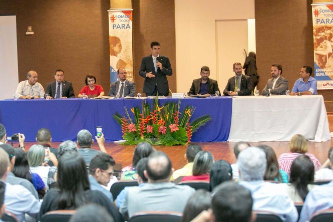 Durante dois dias, a cidade de Marabá, no Sudeste do Estado, esteve, mais uma vez, em destaque. A cidade sediou o I Encontro Regional de Educação e entregou a população 100 policiais militares, que a partir de hoje reforçarão a segurança do Estado. Nesta sexta-feira (03), no Centro de Convenções, ocorreu o encerramento do encontro e a solenidade de formatura dos novos soldados, que contou com a participação do governador do Estado, Helder Barbalho.

FOTO: MARCO SANTOS / AGÊNCIA PARÁ
DATA: 03.05.2019
BELÉM - PARÁ



 <div class='credito_fotos'>Foto: Marco Santos / Ag. Pará   |   <a href='/midias/2019/originais/8db0188c-1ce5-47a1-a07c-f1afa6d9fe98.jpg' download><i class='fa-solid fa-download'></i> Download</a></div>