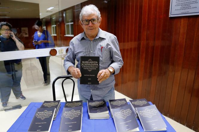 Com apenas 06 anos, a menina Ana Clara escolheu esta quarta-feira (13) para entrar, pela primeira vez, em um teatro. E a escolha não poderia ser mais significativa. Ana foi conhecer o Teatro Margarida Schivasappa, instalado no Centur, quando a casa de espetáculos completou 32 anos de funcionamento. Tímida, mas curiosa, a menina ansiava por uma experiência "legal".

FOTO: ASCOM / SECULT
DATA: 14.03.2019
BELÉM - PA <div class='credito_fotos'>Foto: ASCOM / SECULT   |   <a href='/midias/2019/originais/8e02f458-cf06-45c4-9a4e-b91a44015c9b.jpg' download><i class='fa-solid fa-download'></i> Download</a></div>