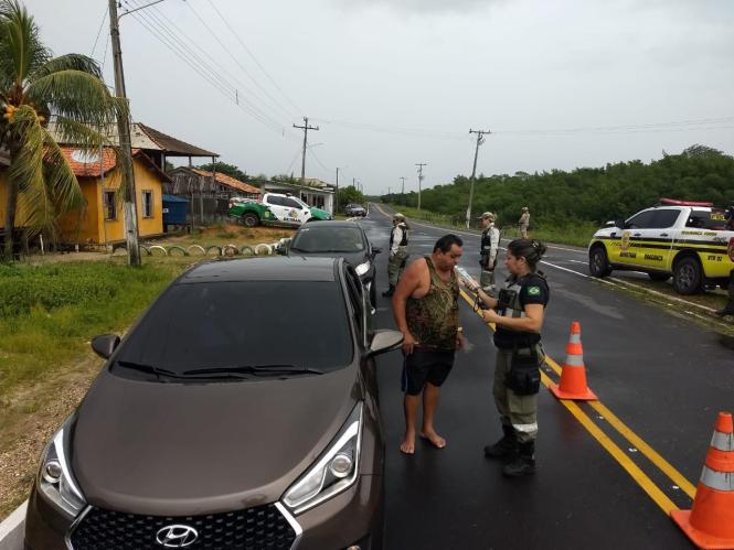 Durante a operação Carnaval Seguro, as equipes do Departamento de Trânsito do Estado (Detran/PA) atuam em diversos municípios do interior do Estado. Em Bragança, nordeste do estado, 13 pessoas foram flagradas dirigindo sob influência de álcool ou substâncias psicoativa, e um condutor foi preso pelo crime de alcoolemia. Não houve registro de acidentes.

FOTO: ASDECOM / DETRAN
DATA: 04.02.2019
BELÉM - PARÁ <div class='credito_fotos'>Foto: ASCOM DETRAN   |   <a href='/midias/2019/originais/8e26c6f7-6174-4560-8f77-2cc503f3a0cb.jpg' download><i class='fa-solid fa-download'></i> Download</a></div>