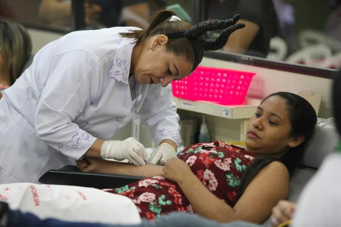 A Fundação Hemopa agradece e parabeniza os cerca de 600 voluntários que compareceram no primeiro dia da campanha “Folia que Salva Vidas”, no sábado, 16, superando a meta de 500 comparecimentos. A ação resultou em aproximadamente 430 doações voluntárias de sangue, que vão ajudar mais de 1.700 pacientes adultos.

FOTO: WAGNER SANTANA / AGÊNCIA PARÁ
DATA: 17.02.2019
BELÉM - PA <div class='credito_fotos'>Foto: Wagner Santana / Ag. Pará   |   <a href='/midias/2019/originais/8e2efb6c-d0f3-450c-b31e-9198c0384380.jpg' download><i class='fa-solid fa-download'></i> Download</a></div>