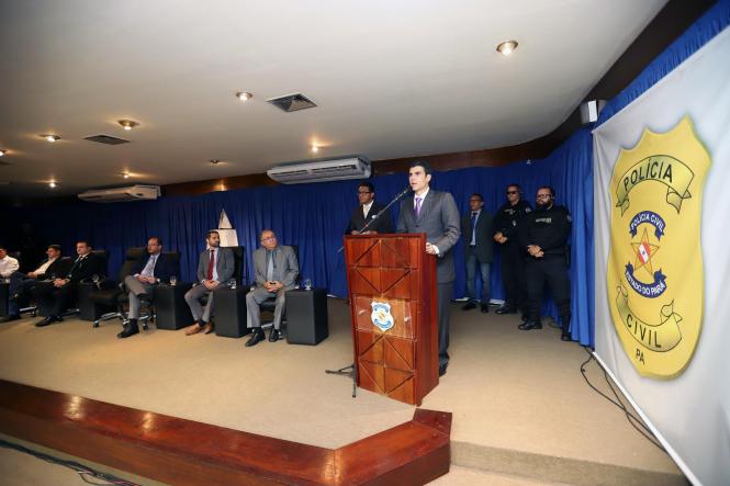 O governador Helder Barbalho participou na manhã desta terça-feira (22), na sede da delegacia geral, da cerimônia de posse do novo delegado geral da Polícia Civil do Pará, Alberto Teixeira, e da nova diretoria do órgão. Vários secretários e autoridades também marcaram presença no evento. Na ocasião, o governador destacou a importância da Polícia Civil para o enfrentamento e combate à violência no Pará. O governador falou da dificuldade de enfrentamento do crime, mas ressaltou não medirá esforços para o combate a criminalidade.

FOTO: AG. PARÁ
DATA: 22.01.2019
BELÉM - PARÁ <div class='credito_fotos'>Foto: Agência Pará   |   <a href='/midias/2019/originais/8e52e4d1-9145-4e9b-a333-b1eec582f028.jpg' download><i class='fa-solid fa-download'></i> Download</a></div>