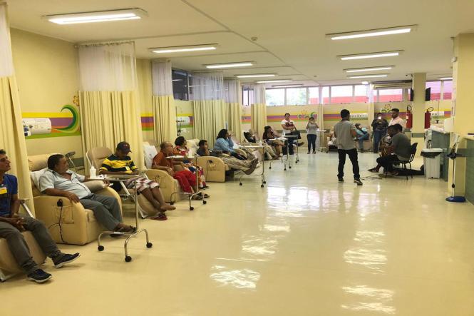 A Unidade de Alta Complexidade em Oncologia Dr. Vitor Moutinho, em Tucuruí, possui vários músicos parceiros, que, com talento e amor ao próximo, dedicam parte do tempo que têm livre, para alegrar os pacientes de quimioterapia. Nesta terça-feira (17), foi a vez do cantor Emerson Batista e sua banda realizar esse trabalho voluntário. 

FOTO: DIVULGAÇÃO
DATA: 17.04.2019
BELÉM - PARÁ <div class='credito_fotos'>Foto: Nenhum   |   <a href='/midias/2019/originais/8ea5e00e-8e3b-4dc3-927e-0ffec5bd001f.jpg' download><i class='fa-solid fa-download'></i> Download</a></div>