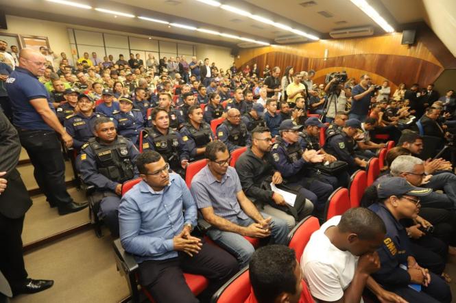 O governador Helder Barbalho, o secretário de Estado de Segurança Pública, Uálame Machado; o secretário de Estado de Cidadania, Ricardo Balestreri; o delegado-geral da Polícia Civil do Pará, Alberto Teixeira, e o comandante da Polícia Militar do Pará, coronel Dilson Júnior, reuniram-se, na tarde desta quinta-feira (17), na sede da Delegacia Geral, em Belém, com representantes de guardas municipais e agentes de trânsito municipais de todo o Pará, com o intuito de aproximar o sistema de segurança pública estadual desses organismos municipais e começar a afinar parcerias para qualificar o combate à violência e à criminalidade em todo o Estado.

FOTO: AG. PARÁ
DATA: 17.01.2019
BELÉM -PARÁ <div class='credito_fotos'>Foto: Agência Pará   |   <a href='/midias/2019/originais/8ebe3b37-e2c3-451d-b703-e0476b388904.jpg' download><i class='fa-solid fa-download'></i> Download</a></div>