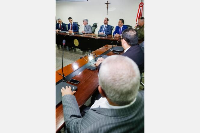 O governador Helder Barbalho e o procurador-geral de Justiça do Pará, Gilberto Martins, assinaram, no final da manhã desta segunda-feira (18), na sede do Ministério Público do Estado (MPE), um convênio que formaliza a reconvocação de 50 policiais militares da reserva para as atividades de proteção do patrimônio e segurança do MPE, enquanto os 50 policiais militares da ativa que exerciam essas funções serão devolvidos à atividade-fim da Polícia Militar, que é o policiamento ostensivo. Acordo semelhante também já havia sido firmado em fevereiro, com o Tribunal de Justiça do Estado (TJE).

FOTO: MARCELO SEABRA / AGÊNCIA PARÁ
DATA: 18.03.2019
BELÉM - PA <div class='credito_fotos'>Foto: Marcelo Seabra / Ag. Pará   |   <a href='/midias/2019/originais/8edc2993-e5a0-4ad9-8af3-bc122b39ad74.jpg' download><i class='fa-solid fa-download'></i> Download</a></div>