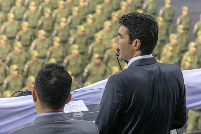 Quatrocentos e trinta novos soldados da Polícia Militar serão distribuídos a partir de hoje para atuar nas ações de policiamento preventivo, ostensivo e repressivo na Região Metropolitana de Belém. A solenidade que marcou a entrega dos novos policiais militares à sociedade ocorreu na manhã desta quinta-feira (2), na Arena Guilherme Paraense, o “Mangueirinho”, com a presença do governador do Estado, Helder Zaluth Barbalho. Nesta sexta-feira (03), o Governo do Estado participa da formatura de outros cem soldados, no município de Marabá.

FOTO: MARCO SANTOS / AGÊNCIA PARÁ 
DATA: 02.05.2019
BELÉM - PARÁ <div class='credito_fotos'>Foto: Marco Santos / Ag. Pará   |   <a href='/midias/2019/originais/8ee8f1f3-78b3-4f80-b9d2-9fe08260d944.jpg' download><i class='fa-solid fa-download'></i> Download</a></div>