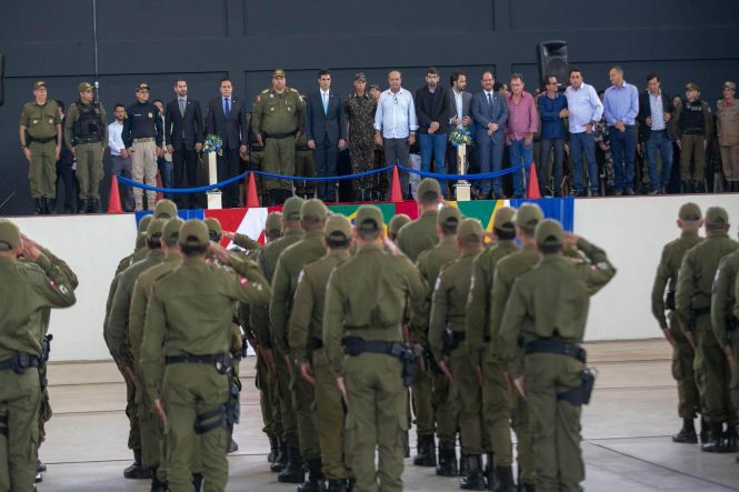 Durante dois dias, a cidade de Marabá, no Sudeste do Estado, esteve, mais uma vez, em destaque. A cidade sediou o I Encontro Regional de Educação e entregou a população 100 policiais militares, que a partir de hoje reforçarão a segurança do Estado. Nesta sexta-feira (03), no Centro de Convenções, ocorreu o encerramento do encontro e a solenidade de formatura dos novos soldados, que contou com a participação do governador do Estado, Helder Barbalho.

FOTO: MARCO SANTOS / AGÊNCIA PARÁ
DATA: 03.05.2019
BELÉM - PARÁ



 <div class='credito_fotos'>Foto: Marco Santos / Ag. Pará   |   <a href='/midias/2019/originais/8efe4058-61f0-44f3-b4a1-c72d1f38a9a9.jpg' download><i class='fa-solid fa-download'></i> Download</a></div>