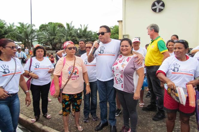 Centenas de mulheres participaram na manhã desta sexta-feira (08) em que se comemora o Dia Internacional da Mulher, de uma caminhada pelas ruas do bairro São Felix. O evento foi coordenado pelo Conselho de Defesa dos Direitos da Mulher de Marabá – COMDIM e pela Secretaria de Assistência Social e teve a presença do Secretário Regional de Governo do Sul e Sudeste do Pará, João Chamon Neto, do presidente da Câmara Municipal de Marabá, vereador Pedro Correa, da Vereadora Irismar Araújo Melo, além de representantes de grupos que lutam pelos direitos das mulheres.

FOTO: DIVULGAÇÃO
DATA: 08.03.2019
MARABÁ - PA <div class='credito_fotos'>Foto: Divulgação   |   <a href='/midias/2019/originais/8f008976-2103-4d8d-bd6b-4bb5bafa8e0b.jpg' download><i class='fa-solid fa-download'></i> Download</a></div>