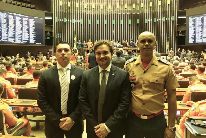 Após brava e exemplar atuação no socorro e resgate de vítimas da tragédia ocorrida em Brumadinho, em Minas Gerais, no dia 25 de janeiro, integrantes da corporação do Corpo de Bombeiros Militar do Pará (CBM-PA) foram homenageados pela Câmara dos Deputados Federais, em Brasília. A sessão solene que os prestigiou foi realizada no Plenário Ulysses Guimarães, na última quinta-feira (14).

FOTO: ASCOM / CBMPA
DATA: 16.03.2019
BRASÍLIA - DF <div class='credito_fotos'>Foto: ASCOM / CBMPA   |   <a href='/midias/2019/originais/8f05afe3-b49f-4324-bed1-28d1885756df.jpg' download><i class='fa-solid fa-download'></i> Download</a></div>