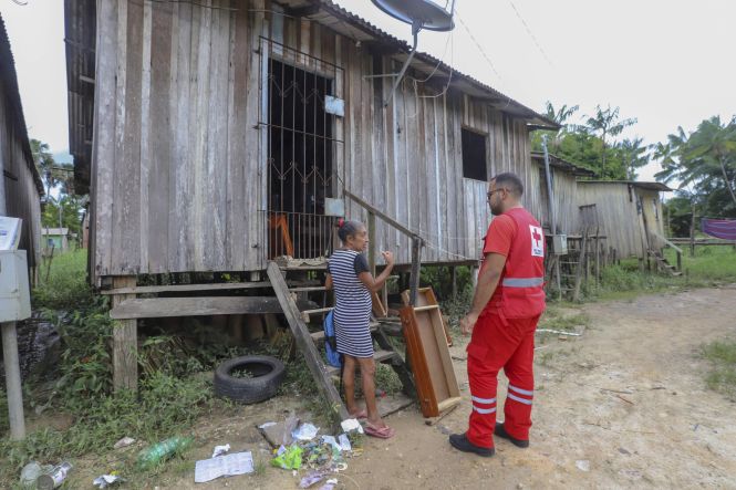 O Governo do Pará, por meio da Defesa Civil Estadual, vai enviar a Bragança, no nordeste paraense, 358 cestas básicas e 358 kits de higiene pessoal, para serem distribuídos a famílias atingidas pelas fortes chuvas que castigam o município. Segundo a Defesa Civil de Bragança, mais de 40 mil pessoas foram, de alguma forma, prejudicadas pelos temporais, que provocaram inúmeros transtornos, como alagamentos, enchentes e interrupção de estradas. O material deverá começar a chegar a Bragança na próxima terça-feira (14).

FOTO: MARCO SANTOS / AGÊNCIA PARÁ
DATA: 10.05.2019
BELÉM - PARÁ <div class='credito_fotos'>Foto: Marco Santos / Ag. Pará   |   <a href='/midias/2019/originais/8f18055a-40c1-42b5-9fd2-52e7172074f3.jpg' download><i class='fa-solid fa-download'></i> Download</a></div>