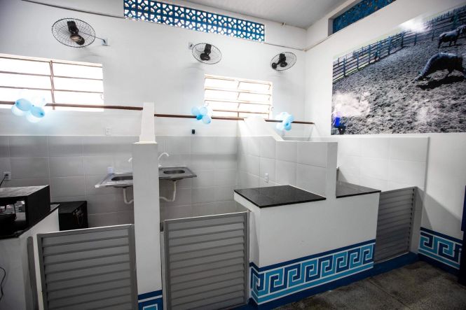 Na manhã desta terça-feira (30), o governador do Estado do Pará, Helder Barbalho, esteve no município de Ponta de Pedras, no Marajó, para participar da programação de aniversário dos 141 anos do município. Durante a visita, foi inaugurada a revitalização e ampliação do Mercado Municipal, foi assinado o convênio para a reforma e ampliação do hospital Municipal que tem o valor total de R$1.247.628,28 e o chefe do poder e executivo e outras autoridades receberam o título de cidadão Ponta Pedrense pelos serviços prestados ao município.

FOTO: MARCO SANTOS / AGÊNCIA PARÁ
DATA: 30.04.2019
PONTA DE PEDRAS - PARÁ <div class='credito_fotos'>Foto: Marco Santos / Ag. Pará   |   <a href='/midias/2019/originais/8f222b02-bd2b-4cf5-837c-51285dc617aa.jpg' download><i class='fa-solid fa-download'></i> Download</a></div>