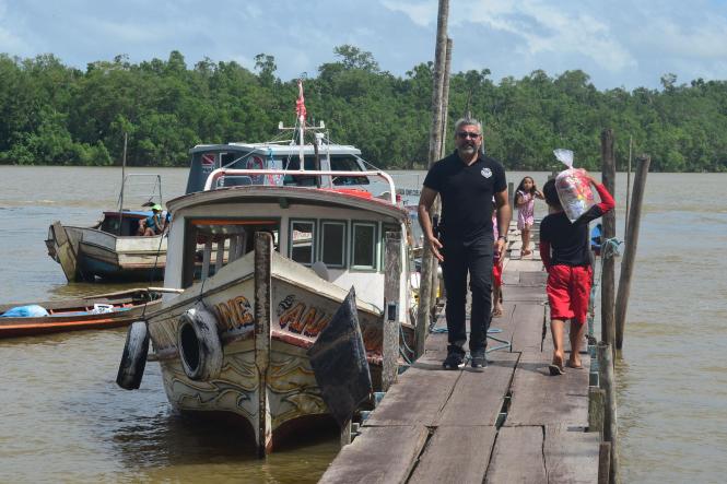 Alimentos não perecíveis, roupas, calçados, brinquedos e livros foram entregues (foto) a moradores ribeirinhos pela Secretaria de Estado de Segurança Pública e Defesa Social (Segup), por meio do Grupamento Fluvial (Gflu), e apoio do movimento de voluntários denominado Grupo de Coração. A entrega aconteceu na manhã desta sexta-feira, 4, partindo da sede do Grupamento até a ilha Urubuoca, localizada na frente do Distrito de Icoaraci. Cerca de 25 famílias se beneficiaram com a ação. Todas elas possuem crianças ou jovens inseridos no projeto social Ribeirinho da Paz, promovido há oito anos pelo Gflu em parceria com a Companhia Fluvial. 

FOTO: ELIELSON MODESTO / ASCOM SEGUP
DATA: 04.01.2019
ICOARACI - PARÁ <div class='credito_fotos'>Foto: Elielson Modesto / Ascom Segup   |   <a href='/midias/2019/originais/8f24c213-6bc8-405b-a1f0-5eeda8bdfa86.jpg' download><i class='fa-solid fa-download'></i> Download</a></div>