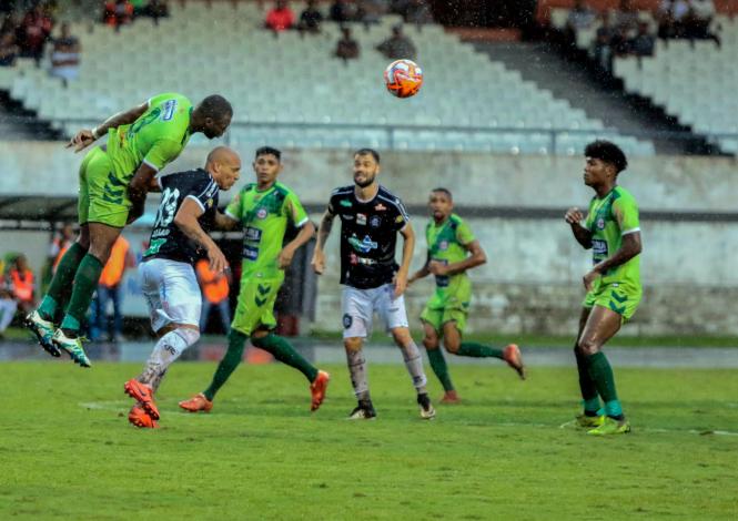 Mais de 10 mil pessoas fizeram a festa no primeiro jogo da final do Campeonato Paraense de 2019, o “Banparazão”. Mesmo com a chuva, a partida entre as equipes do Independente e do Clube do Remo foi um belo espetáculo para todos que compareceram ao Estádio Olímpico do Pará, o Mangueirão, neste domingo (14). O Galo Elétrico levou a melhor com o placar de 1 a 0.

FOTO: RICARDO AMANAJÁS / AGÊNCIA PARÁ
DATA: 15.04.2019
BELÉM - PARÁ <div class='credito_fotos'>Foto: Ricardo Amanajás / Ag. Pará   |   <a href='/midias/2019/originais/8f4224b6-c520-4711-a773-b74b9c106fa0.jpg' download><i class='fa-solid fa-download'></i> Download</a></div>