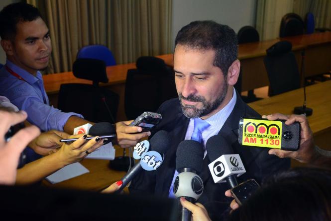 Cerca de 300 agentes de segurança em 64 veículos estarão nas ruas na Operação Pré-Carnaval 2019, que será realizada pela Secretaria de Estado de Segurança Pública e Defesa Social (Segup) no período de 26 de janeiro a 24 de fevereiro, em Belém. O objetivo é garantir segurança e tranquilidade aos foliões, que a cada ano estão em maior número pelas ruas da Cidade Velha nesta época do ano. Os detalhes da operação foram apresentados à imprensa na manhã desta quinta-feira (24), na sede da Segup. Na foto, o secretário de segurança pública, Ualame Machado.

FOTO: ELIELSON MODESTO/ ASCOM SEGUP
DATA: 24.01.2019
BELÉM - PARÁ <div class='credito_fotos'>Foto: Elielson Modesto / Ascom Segup   |   <a href='/midias/2019/originais/8f47bfee-4707-4aed-9075-f1917a1d8cf0.jpg' download><i class='fa-solid fa-download'></i> Download</a></div>