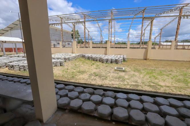 Após entregar a nova agência do Banco do Estado do Pará (Banpará) na manhã deste sábado (9), em Mocajuba, nordeste paraense, o governador Helder Barbalho e sua equipe de Governo vistoriaram as obras da ponte sobre o Igarapé Uxipocu e visitaram as instalações da Escola Estadual Isaura Bahia. O chefe do Executivo estadual esteve acompanhado do vice-governador, Lúcio Vale; da prefeitura do município, Fátima Braga; e da secretária de Estado de Educação (Seduc), Leila Freire

FOTO: MARCO SANTOS / AGÊNCIA PARÁ
DATA:09.02.2019
MOCAJUBA - PARÁ <div class='credito_fotos'>Foto: Marco Santos / Ag. Pará   |   <a href='/midias/2019/originais/8f4c5782-51a8-4255-a11e-d220774101dc.jpg' download><i class='fa-solid fa-download'></i> Download</a></div>