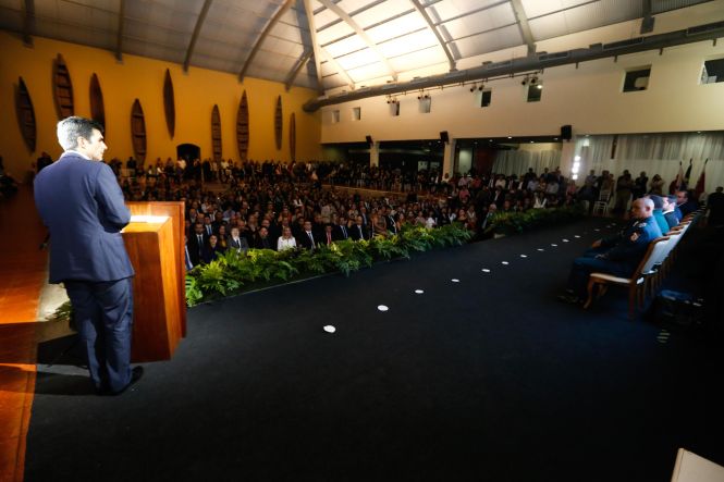 A exemplo do que vai acontecer com a Polícia Militar, que abrirá sete mil novas vagas por concurso público, a Polícia Civil do Pará tambem terá seu concurso para novos servidores ainda este ano. A informação foi dada pelo governador do Estado, Helder Barbalho, na noite desta quarta-feira (24), durante cerimônia que celebrou os 143 anos da Polícia Civil no Estado, cujo aniversário transcorreu no último domingo (21).

FOTO: MARCELO SEABRA / AGÊNCIA PARÁ
DATA: 25.04.2019
BELÉM - PARÁ <div class='credito_fotos'>Foto: Marcelo Seabra / Ag. Pará   |   <a href='/midias/2019/originais/8f57804a-eb97-44cf-b0da-c509c4c03922.jpg' download><i class='fa-solid fa-download'></i> Download</a></div>