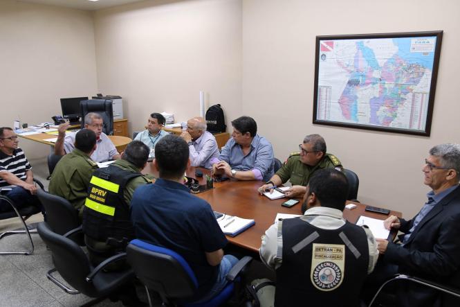 Representantes do Departamento de Trânsito do Estado (Detran/PA), Polícia Militar, Núcleo de Gerenciamento de Transporte Metropolitano (NGTM), Secretaria de Transportes (Setran) e Conselho Estadual de Trânsito (Cetran) se reuniram com membros do Sindicato dos Transportadores Rodoviários Autônomos de Bens do Estado do Pará, na manhã desta segunda-feira (4), na sede do Detran, em Belém.

FOTO: ASCOM DETRAN
DATA: 04.02.2019
BELÉM - PARÁ <div class='credito_fotos'>Foto: ASCOM DETRAN   |   <a href='/midias/2019/originais/8f58100f-276d-43a0-8acd-096ff4a120a6.jpg' download><i class='fa-solid fa-download'></i> Download</a></div>