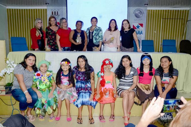 A Secretaria de Estado de Educação (Seduc) por meio da Fundação Santa Casa de Misericórdia do Pará (FSCMPA) realizou nesta quarta-feira (27) a apresentação do plano pedagógico da Classe Hospitalar e Atendimento Domiciliar (CHAD/PA) conduzido pela equipe de professores da Seduc, para fortalecer o vínculo entre a saúde e a educação. O evento ocorreu no auditório da Santa Casa, e contou a presença de alunos, professores e representantes da Seduc.

FOTO: RAI PONTES
DATA: 27.02.2019
BELÉM - PA <div class='credito_fotos'>Foto: Rai Pontes/Ascom Seduc   |   <a href='/midias/2019/originais/8f5b3117-0f2c-48de-bb48-5e2169c7e907.jpg' download><i class='fa-solid fa-download'></i> Download</a></div>